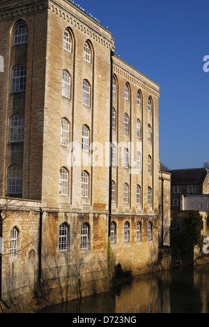 Alte Mühle Gebäude jetzt Wohnungen Fluss am Bradford on Avon. England Stockfoto