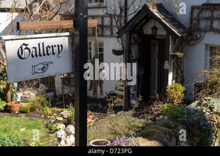 Clovelly, Nord-Devon, England.  Eintritt in eine Kunstgalerie an der Hauptstraße in Clovelly, North Devon. Stockfoto