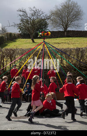 Mayday-Feier, Kinder tanzen um ein Maypole in Wray, Lancaster, Freitag April 2013. Wray mit Botton gestifteten Grundschulkindern genießen traditionelle englische Maifeier. Stockfoto