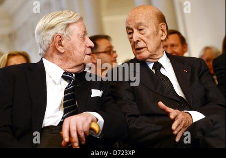 Ehemaligen deutschen Bundeskanzler Helmut Schmidt (L) und ehemaligen französischen Präsidenten Valéry Giscard d? Estaing sprechen während der Zeremonie, die Hans Martin Schleyer Prize in Stuttgart, Deutschland, 26. April 2013 vergeben. Schmidt erhielt den Hans Martin Schleyer Prize für "für herausragende Beiträge zur Festigung und Stärkung der Grundpfeiler einer Gemeinschaft basierend auf dem Prinzip der individuellen Freiheit." Foto: FRANZISKA KRAUFMANN Stockfoto