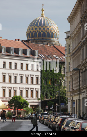 Berlin, Deutschland, Altbauten, Tucholsky Straße in Berlin-Mitte und die Kuppel der neuen Synagoge Stockfoto