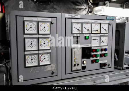 26. April 2013, Belfast, Manometer und Bedienelemente eines elektrischen Generatoren an Bord FGS Weilheim von der deutschen Marine Stockfoto
