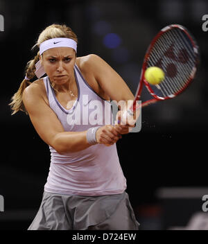 Deutschlands Sabine Lisicki gibt den Ball während das Viertelfinalspiel gegen die USA Mattek-Sands an der WTA Porsche Tennis Grand Prix in Stuttgart, Deutschland, 26. April 2013 zurück. Foto: DANIEL MAURER Stockfoto