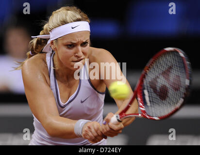 Deutschlands Sabine Lisicki gibt den Ball während das Viertelfinalspiel gegen die USA Mattek-Sands an der WTA Porsche Tennis Grand Prix in Stuttgart, Deutschland, 26. April 2013 zurück. Foto: DANIEL MAURER Stockfoto