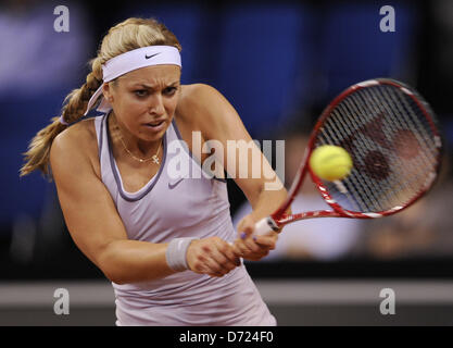 Deutschlands Sabine Lisicki gibt den Ball während das Viertelfinalspiel gegen die USA Mattek-Sands an der WTA Porsche Tennis Grand Prix in Stuttgart, Deutschland, 26. April 2013 zurück. Foto: DANIEL MAURER Stockfoto