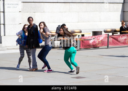 Trafalgar Square, London, UK, 25. April 2013. Diese Taube erschrecken Harrier Hawk schickt eine Gruppe Teenager in Panik auf dem Trafalgar Square. Bildnachweis: Michael Smith/Alamy Live-Nachrichten Stockfoto