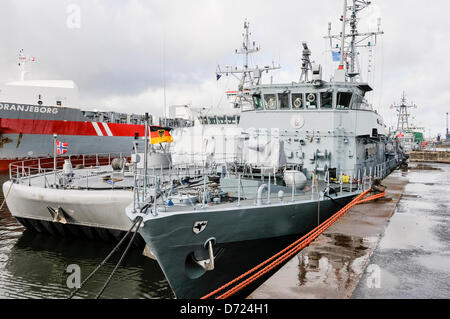 26. April 2013, Belfast, Nordirland. FGS Weilheim (Bundesmarine), mit HNOMS Hinnoy (norwegische Marine) aus der Standing NATO Mine Gegenmaßnahmen Gruppe 1 (SNMCG1) festgemacht in Belfast nach einer zweiwöchigen Operation vor der Küste von Nordirland und Schottland. Stockfoto