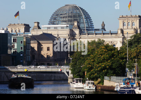 Berlin, Deutschland, der Reichstag und ein Schiff auf der Spree Stockfoto