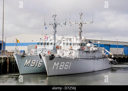 26. April 2013, Belfast, Nordirland.   BNS Bellis (belgische Marine) und HNLMS Urk (niederländische Marine) aus der Standing NATO Mine Gegenmaßnahmen Gruppe 1 (SNMCG1), Liegeplatz in Belfast nach einer zweiwöchigen Operation abseits die Küsten von Nordirland und Schottland. Stockfoto