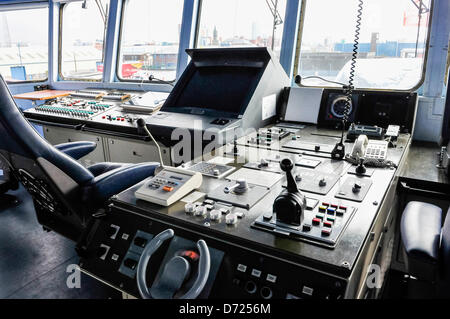 26. April 2013, Belfast, Nordirland. Brücke von ORP Kontradmiral Zawery Czernicki aus der Standing NATO Mine Gegenmaßnahmen Gruppe 1 (SNMCG1) Stockfoto