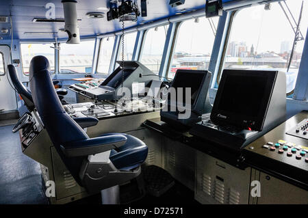 26. April 2013, Belfast, Nordirland. Brücke von ORP Kontradmiral Zawery Czernicki aus der Standing NATO Mine Gegenmaßnahmen Gruppe 1 (SNMCG1) Stockfoto