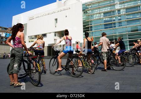 Junge Touristen in einer Fahrrad-Tour vor dem MACBA (Museu d ' Art Contemporani de Barcelona). Barcelona, Katalonien. Spanien. Stockfoto