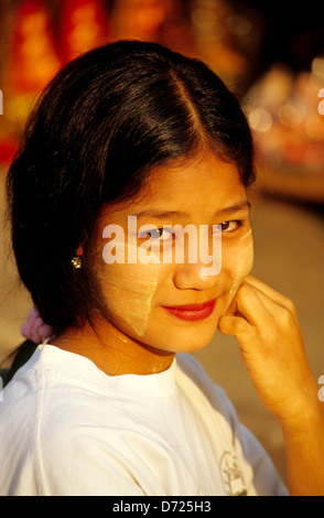 Junge Mädchen tragen Tanaka Paste im Gesicht. Myanmar. Stockfoto