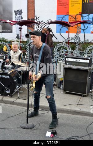 Mann hoch Musizieren auf den Straßen von toronto Stockfoto