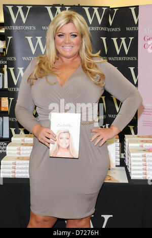 Romford, Essex, UK unterzeichnet 26. April 2013 - Gemma Collins aus GEISSENS Kopien von ihrem neuen Buch "im Grunde... Mein Leben als echte Essex Mädchen "bei Waterstones, die Liberty Einkaufszentrum, Romford, Essex, UK Credit: Ben Rektor/Alamy Stockfoto