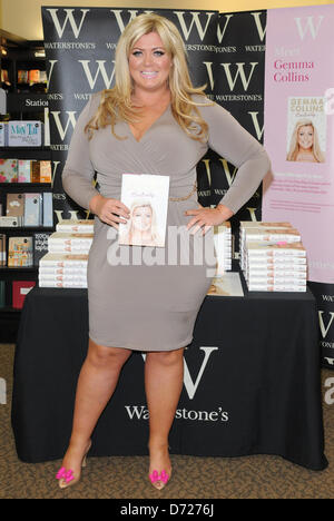 Romford, Essex, UK unterzeichnet 26. April 2013 - Gemma Collins aus GEISSENS Kopien von ihrem neuen Buch "im Grunde... Mein Leben als echte Essex Mädchen "bei Waterstones, die Liberty Einkaufszentrum, Romford, Essex, UK Credit: Ben Rektor/Alamy Stockfoto