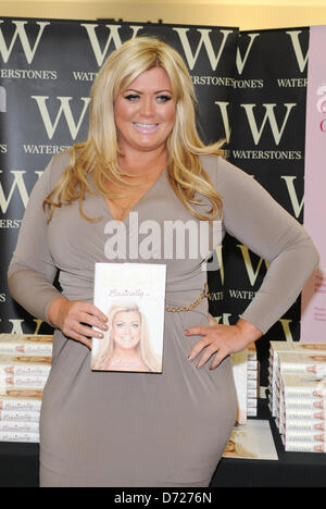 Romford, Essex, UK unterzeichnet 26. April 2013 - Gemma Collins aus GEISSENS Kopien von ihrem neuen Buch "im Grunde... Mein Leben als echte Essex Mädchen "bei Waterstones, die Liberty Einkaufszentrum, Romford, Essex, UK Credit: Ben Rektor/Alamy Stockfoto