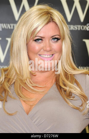 Romford, Essex, UK unterzeichnet 26. April 2013 - Gemma Collins aus GEISSENS Kopien von ihrem neuen Buch "im Grunde... Mein Leben als echte Essex Mädchen "bei Waterstones, die Liberty Einkaufszentrum, Romford, Essex, UK Credit: Ben Rektor/Alamy Stockfoto