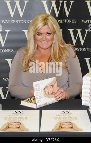 Romford, Essex, UK unterzeichnet 26. April 2013 - Gemma Collins aus GEISSENS Kopien von ihrem neuen Buch "im Grunde... Mein Leben als echte Essex Mädchen "bei Waterstones, die Liberty Einkaufszentrum, Romford, Essex, UK Credit: Ben Rektor/Alamy Stockfoto