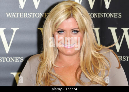 Romford, Essex, UK unterzeichnet 26. April 2013 - Gemma Collins aus GEISSENS Kopien von ihrem neuen Buch "im Grunde... Mein Leben als echte Essex Mädchen "bei Waterstones, die Liberty Einkaufszentrum, Romford, Essex, UK Credit: Ben Rektor/Alamy Stockfoto