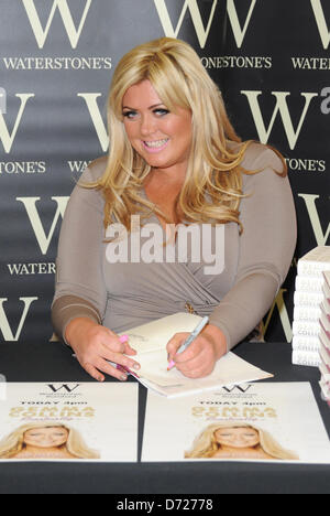 Romford, Essex, UK unterzeichnet 26. April 2013 - Gemma Collins aus GEISSENS Kopien von ihrem neuen Buch "im Grunde... Mein Leben als echte Essex Mädchen "bei Waterstones, die Liberty Einkaufszentrum, Romford, Essex, UK Credit: Ben Rektor/Alamy Stockfoto