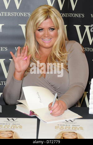 Romford, Essex, UK unterzeichnet 26. April 2013 - Gemma Collins aus GEISSENS Kopien von ihrem neuen Buch "im Grunde... Mein Leben als echte Essex Mädchen "bei Waterstones, die Liberty Einkaufszentrum, Romford, Essex, UK Credit: Ben Rektor/Alamy Stockfoto