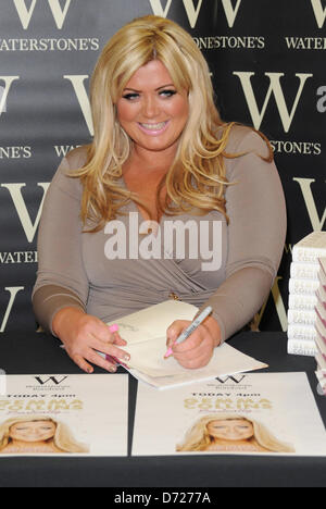 Romford, Essex, UK unterzeichnet 26. April 2013 - Gemma Collins aus GEISSENS Kopien von ihrem neuen Buch "im Grunde... Mein Leben als echte Essex Mädchen "bei Waterstones, die Liberty Einkaufszentrum, Romford, Essex, UK Credit: Ben Rektor/Alamy Stockfoto