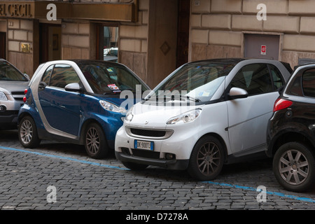 Smart Auto seitlich zwischen anderen intelligenten Autos in einer Straße in Rom, Italien Stockfoto