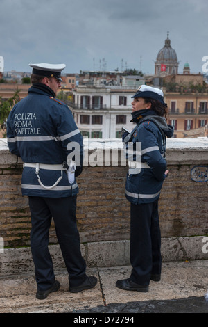 Italienische Polizisten auf Patrouille in der Nähe der spanischen Treppe in Rom, Italien Stockfoto