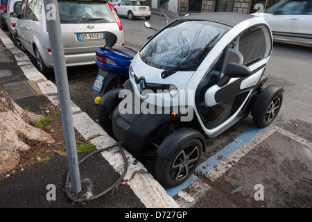 Renault ZE (Zero Emission) Elektrofahrzeug angekettet an einen Laternenpfahl mit einem riesigen Fahrradschloss in Rom, Italien Stockfoto