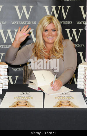 Romford, Essex, UK unterzeichnet 26. April 2013 - Gemma Collins aus GEISSENS Kopien von ihrem neuen Buch "im Grunde... Mein Leben als echte Essex Mädchen "bei Waterstones, die Liberty Einkaufszentrum, Romford, Essex, UK Credit: Ben Rektor/Alamy Stockfoto