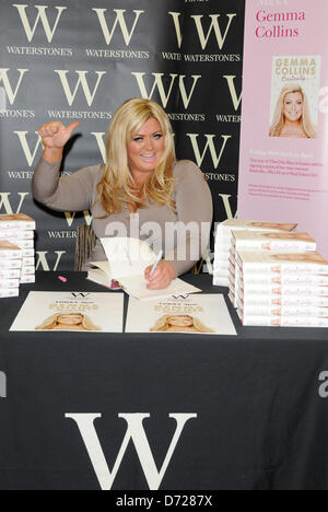 Romford, Essex, UK unterzeichnet 26. April 2013 - Gemma Collins aus GEISSENS Kopien von ihrem neuen Buch "im Grunde... Mein Leben als echte Essex Mädchen "bei Waterstones, die Liberty Einkaufszentrum, Romford, Essex, UK Credit: Ben Rektor/Alamy Stockfoto