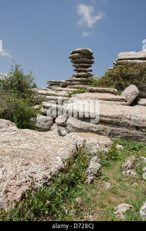 Torcal de Antequera ein karstisches Bergnaturreservat, mit El Tornillo,(Corkscrew) ein Naturdenkmal, Andalusien, Spanien Stockfoto
