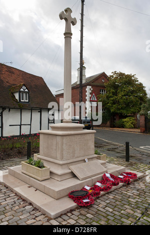 War Memorial mit Mohnkränzen im November in Bray, Berkshire, England, GB, Großbritannien Stockfoto