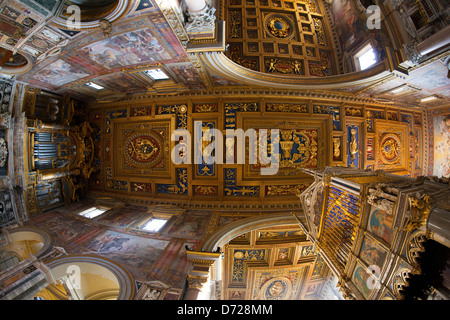 Die Decke im Inneren der päpstlichen Erzbasilika von St. Giovanni in Laterano, allgemein bekannt als St. John Lateran-Basilika Stockfoto