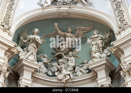 Alkoven und Statuen im Inneren der päpstlichen Erzbasilika von St. Giovanni in Laterano, allgemein bekannt als St. John Lateran-Basilika Stockfoto