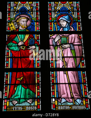 Glasmalerei-Fenster Darstellung Saint Peter and Saint Gulielmus in der Kirche unserer lieben Frau in St. Truiden, Belgien. Stockfoto