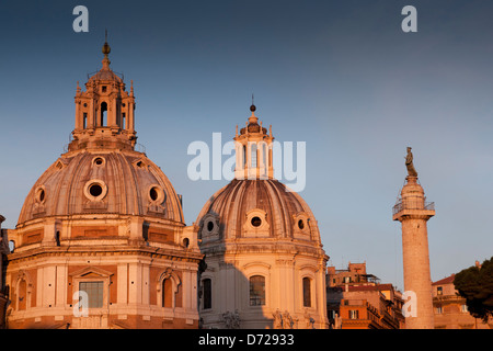 Kuppeln der Kirchen Santa Maria di Loreto und Sacro Nome di Maria nächste ToTrajan Spalte Stockfoto