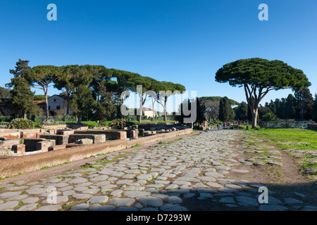 Kopfsteinpflaster und Stein gepflasterte Hauptstraße und Street in Ostia Antica, Rom, Italien Stockfoto