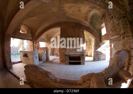 Thermopolium, ein bemerkenswert gut erhaltene Taverne, Coffee-Shop oder Café in Ostia Antica, Rom, Italien Stockfoto