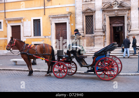 Pferd und Kutsche außerhalb der Kirche Santa Maria in Trivio, Rom, Italien Stockfoto