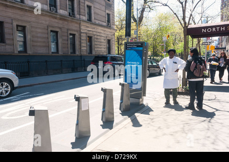 New York, NY - neu installierte BikeShare Station auf MacDougal Street in Greenwich Village Stockfoto