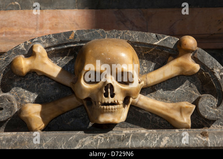 Totenkopf auf einem Grab in der Kirche Santa Cecilia in Trastevere, Rom Stockfoto