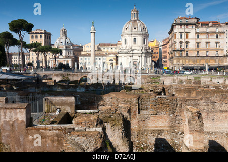 Kuppeln der Kirchen Santa Maria di Loreto und Sacro Nome di Maria, Trajans Säule Stockfoto