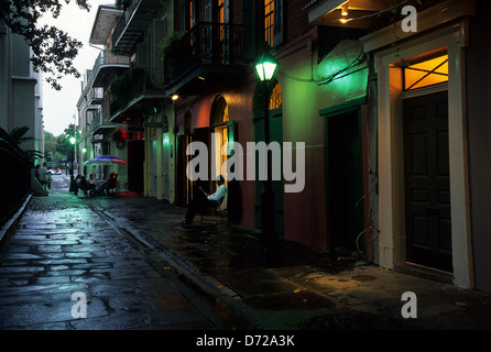 Elk283-1934 Louisiana, New Orleans, French Quarter, Vieux Carre, Piraten Gasse in der Abenddämmerung Stockfoto