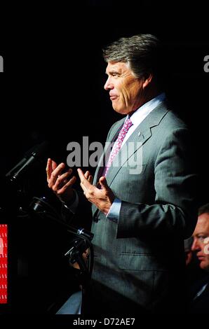 26. April 2013 - Waco, Texas, USA - Texas-Gouverneur Rick Perry an der Erinnerung an West, eine Trauerfeier für getöteten und Verletzten in einer gewaltigen Explosion bei einer Düngemittelfabrik in West, fand am 25.04.2013 Texas am April 17th,2013.The Dienst an der Ferrell Center Baylor University In Waco, Texas statt. (Kredit-Bild: © Jeff Newman/Globe Photos/ZUMAPRESS.com) Stockfoto