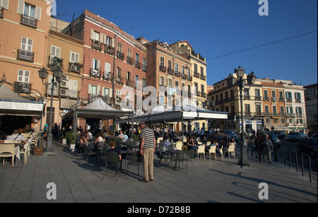 Cagliari, Italien, Straßencafés auf Piazza Yenne in Sardinien Stockfoto