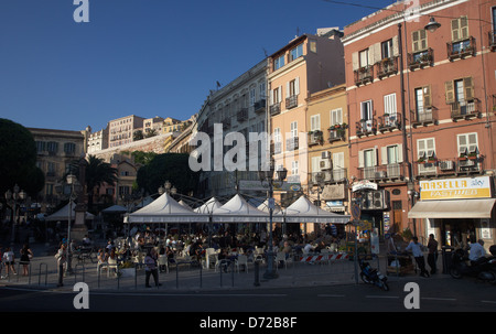 Cagliari, Italien, Straßencafés auf Piazza Yenne in Sardinien Stockfoto