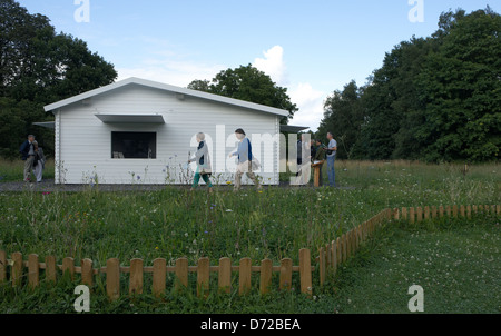 Kassel, Deutschland, Documenta Besucher auf einem weißen Holzhaus in der Karlsaue Stockfoto