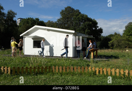 Kassel, Deutschland, Documenta Besucher auf einem weißen Holzhaus in der Karlsaue Stockfoto